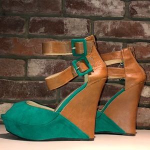 Sandals- Platform - Green and Tan Size 9
